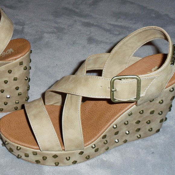 Volcom Tan Stud Wedge Platform Sandal Women 8 NWT - Picture 1 of 5